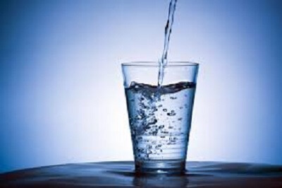 Uống nhiều nước là cách chữa đi tiểu nhiều lần